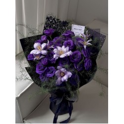 Buket Elegan Mawar Ungu